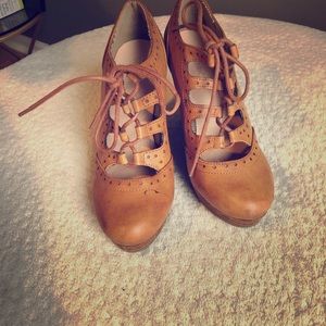 Size 8 Restricted wedge booties